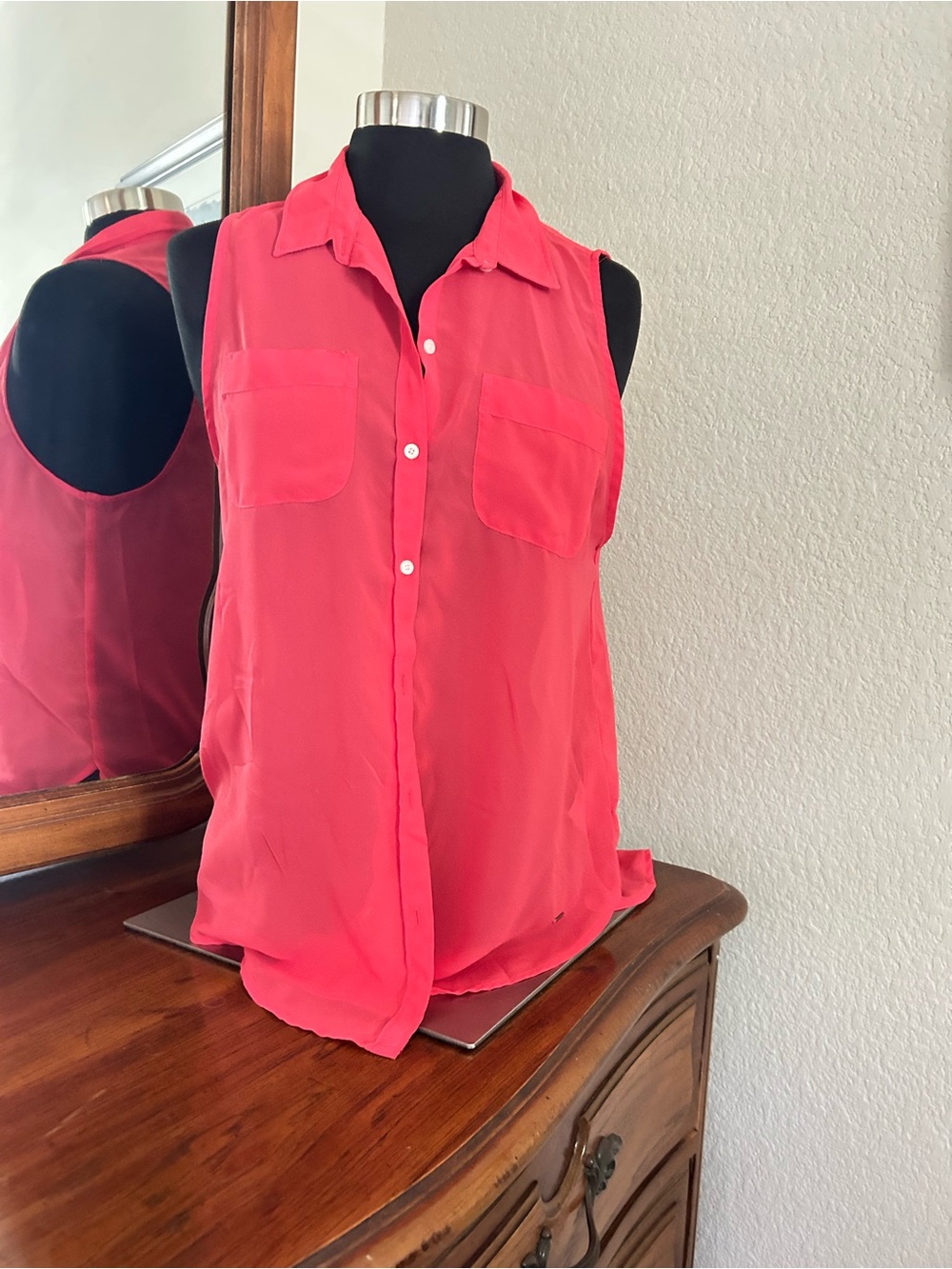 Hollister Coral Red Sleeveless Button-Up Shell Top. Size S. NWTGS